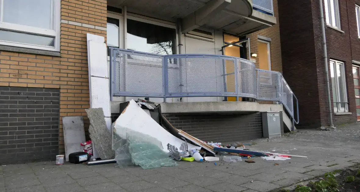 Flinke schade na explosie in portiekdeur - Foto 7