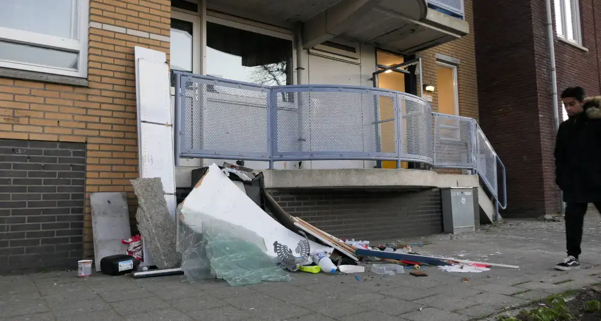 Flinke schade na explosie in portiekdeur - Foto 8