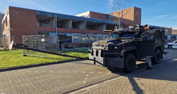 Arrestatieteam oefent met Bearcat bij oud school gebouw - Afbeelding 1