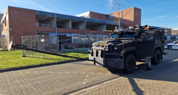 Arrestatieteam oefent met Bearcat bij oud school gebouw - Afbeelding 2