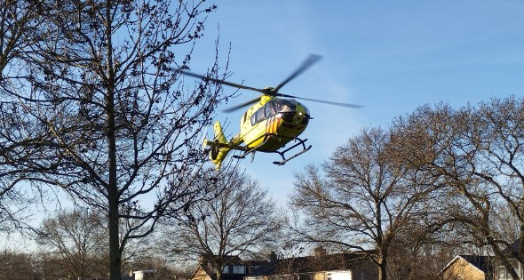 Traumahelikopter landt midden in woonwijk - Afbeelding 1