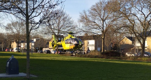 Traumahelikopter landt midden in woonwijk - Afbeelding 2