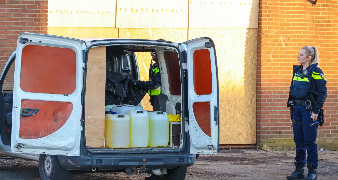 Bestelbus met verdachte inhoud aangetroffen - Foto 8