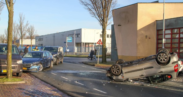 Auto belandt op de kop bij verkeersongeval