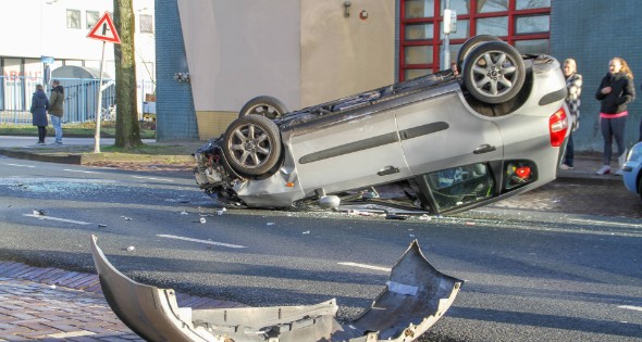 Auto belandt op de kop bij verkeersongeval - Afbeelding 9