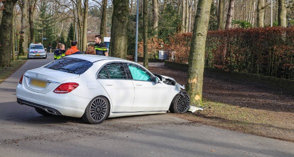 Mercedes eindigt tegen boom - Afbeelding 2