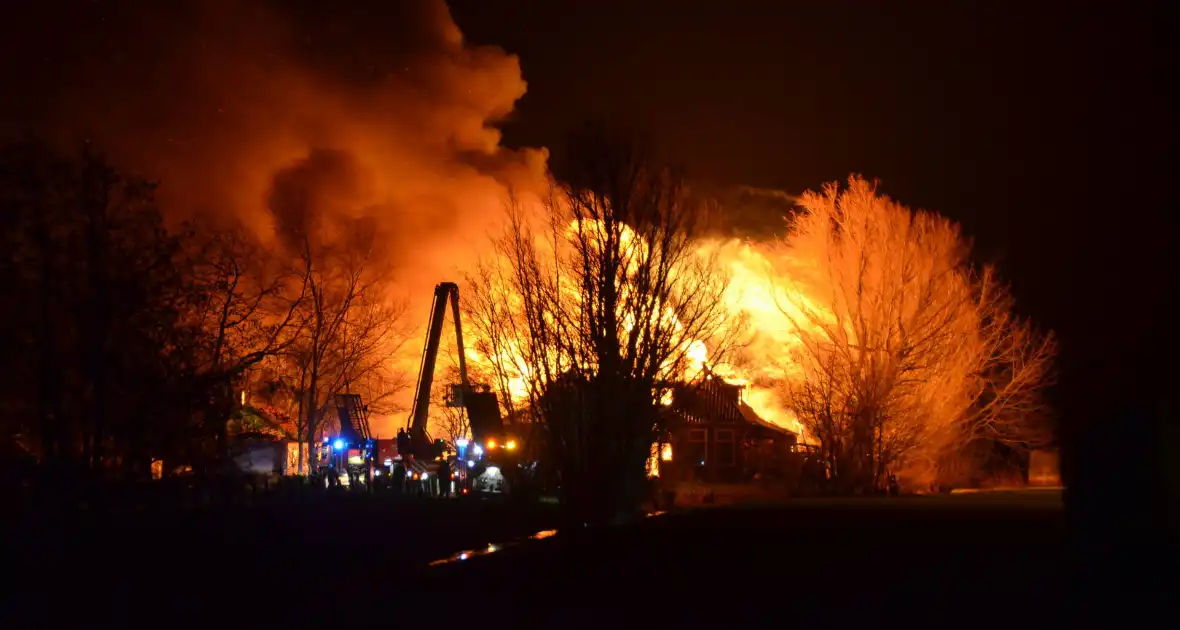 Boerderij en schuur verwoest door brand