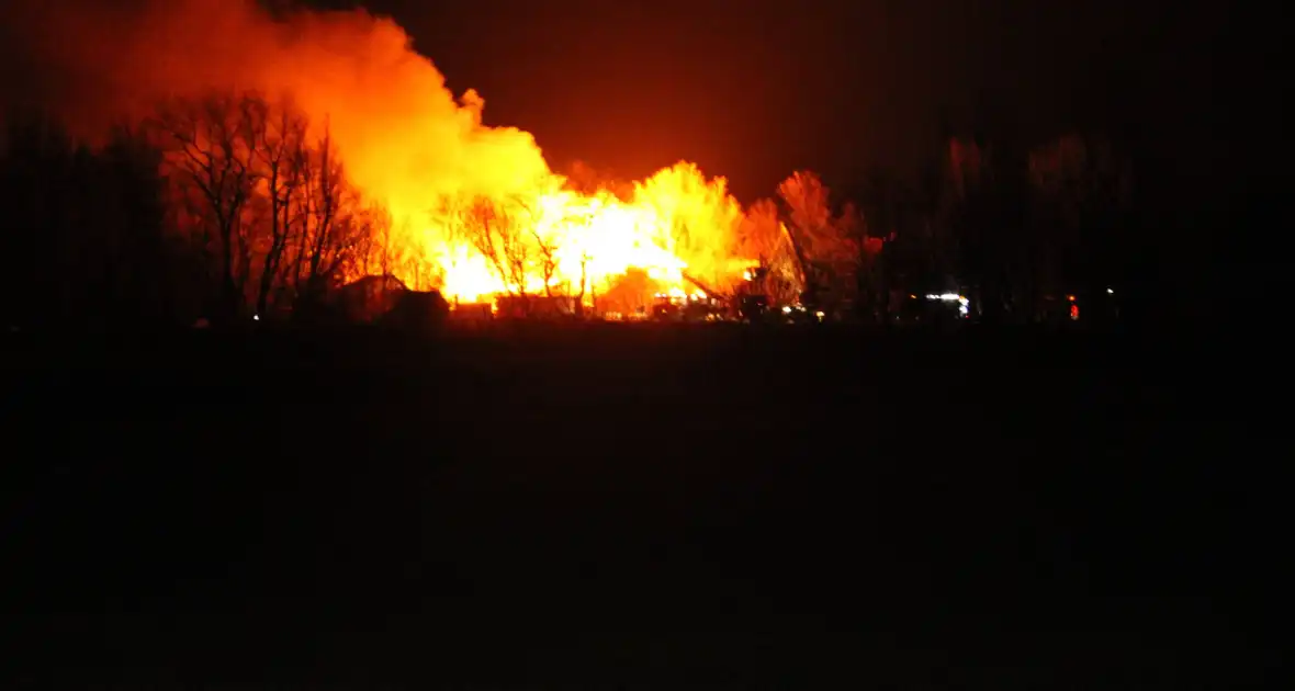 Boerderij en schuur verwoest door brand - Foto 1
