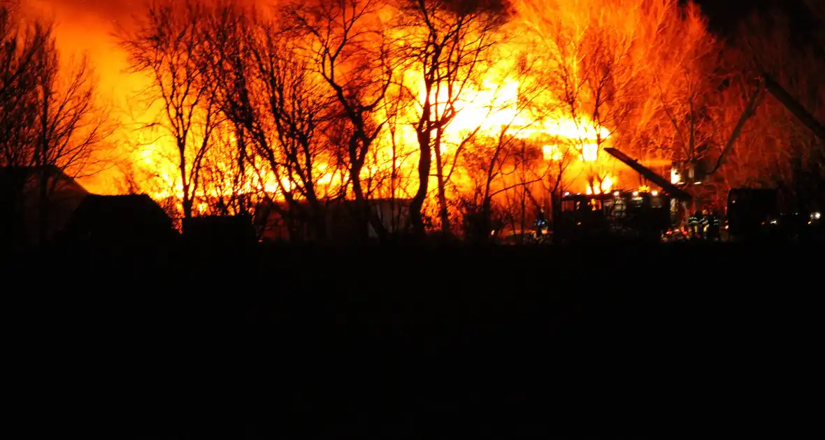 Boerderij en schuur verwoest door brand - Foto 2