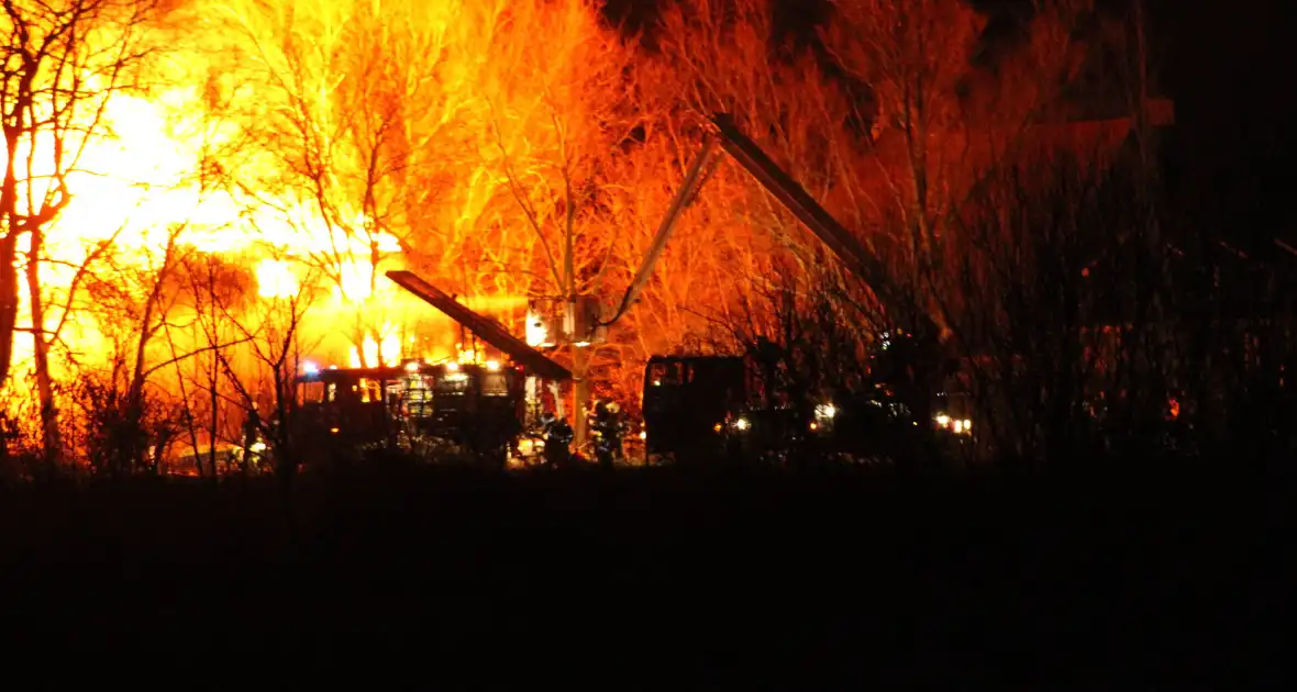 Boerderij en schuur verwoest door brand - Foto 3