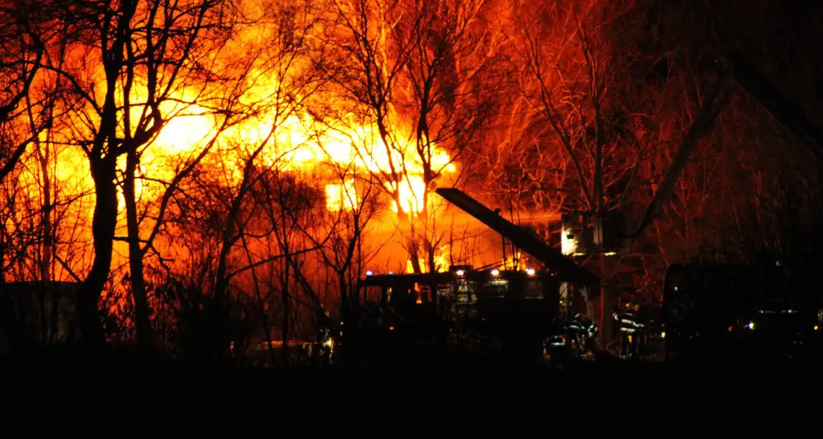 Boerderij en schuur verwoest door brand - Foto 4