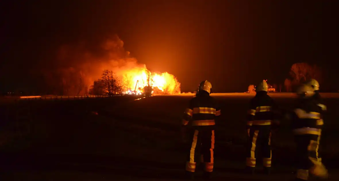 Boerderij en schuur verwoest door brand - Foto 5