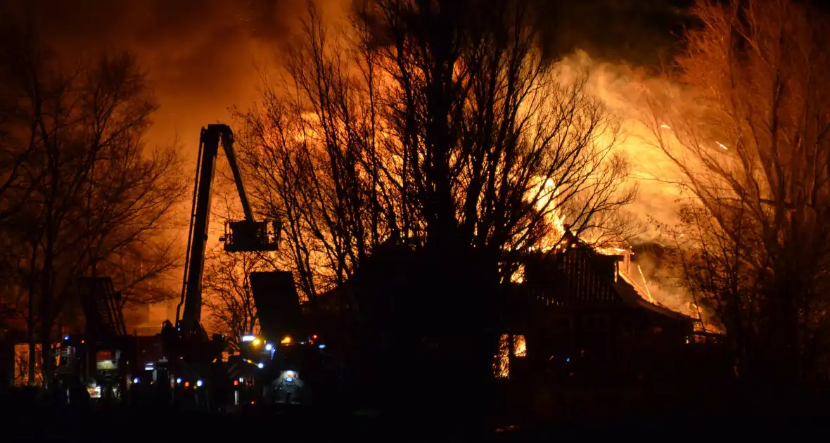 Boerderij en schuur verwoest door brand - Foto 6