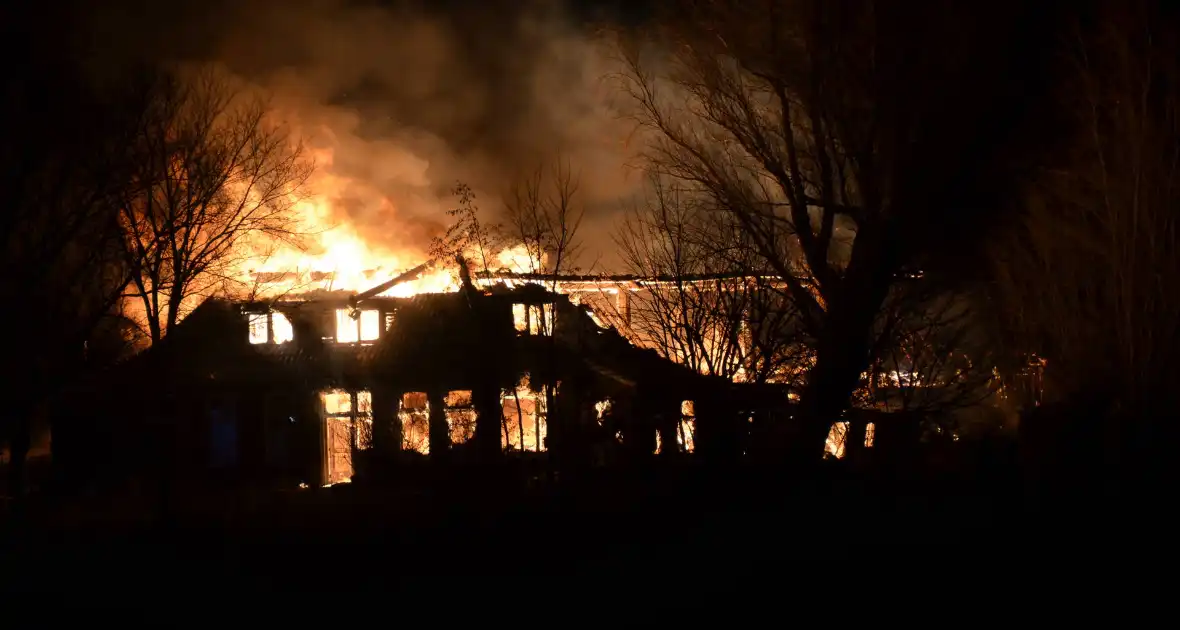 Boerderij en schuur verwoest door brand - Foto 7