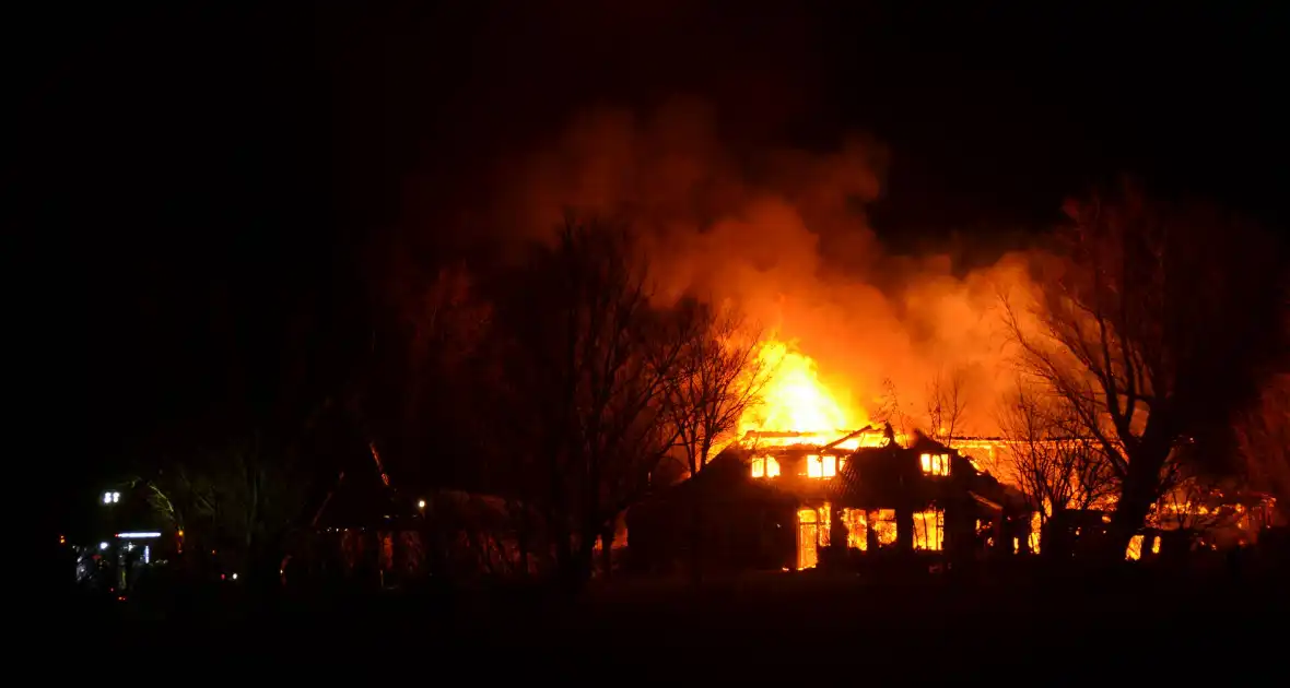 Boerderij en schuur verwoest door brand - Foto 8