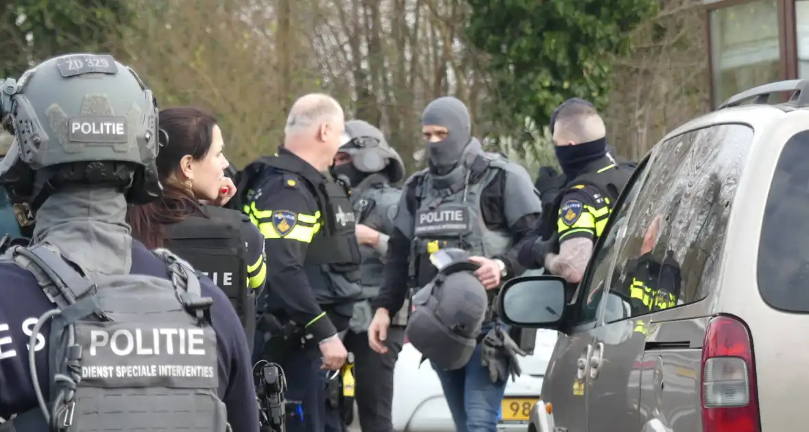 Arrestatieteam valt woonwagenkamp binnen na schietpartij