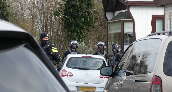 Arrestatieteam valt woonwagenkamp binnen na schietpartij - Afbeelding 1