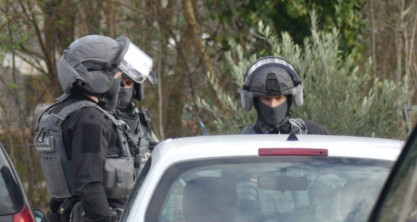 Arrestatieteam valt woonwagenkamp binnen na schietpartij - Afbeelding 10