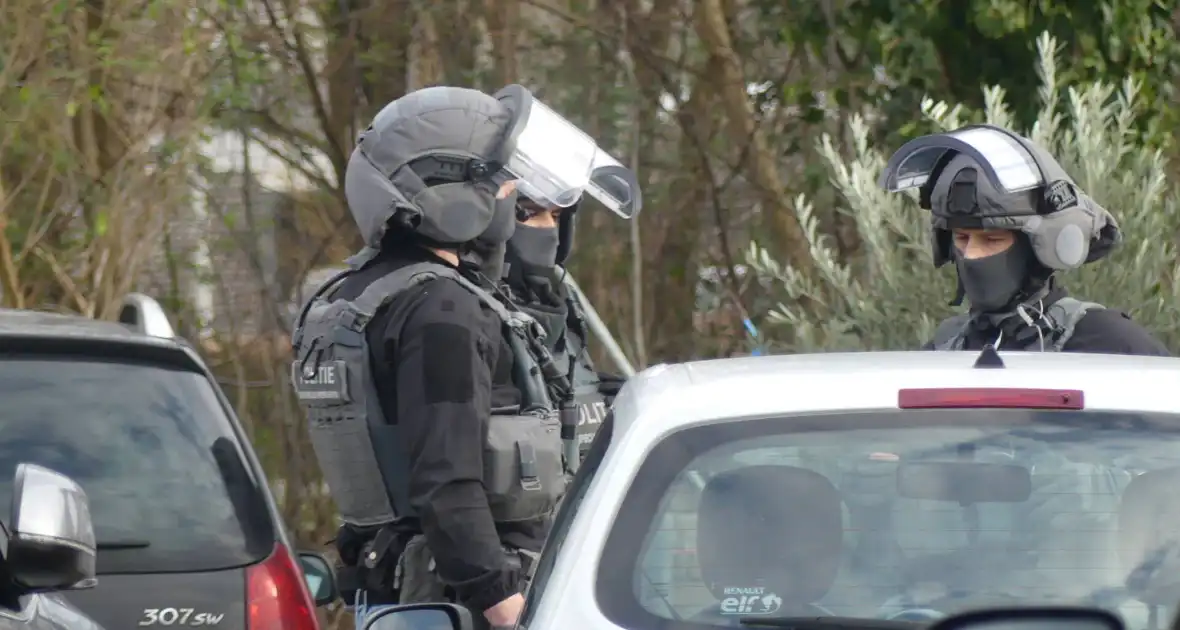 Arrestatieteam valt woonwagenkamp binnen na schietpartij - Foto 11