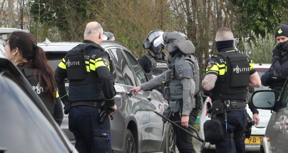 Arrestatieteam valt woonwagenkamp binnen na schietpartij - Afbeelding 14