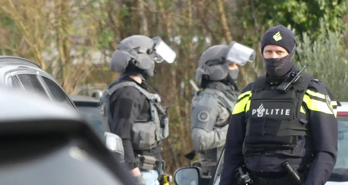 Arrestatieteam valt woonwagenkamp binnen na schietpartij - Foto 6