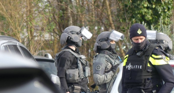 Arrestatieteam valt woonwagenkamp binnen na schietpartij