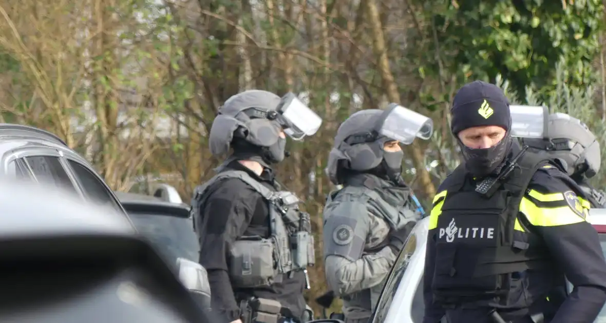 Arrestatieteam valt woonwagenkamp binnen na schietpartij - Foto 7