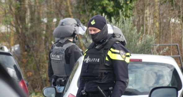 Arrestatieteam valt woonwagenkamp binnen na schietpartij - Afbeelding 8
