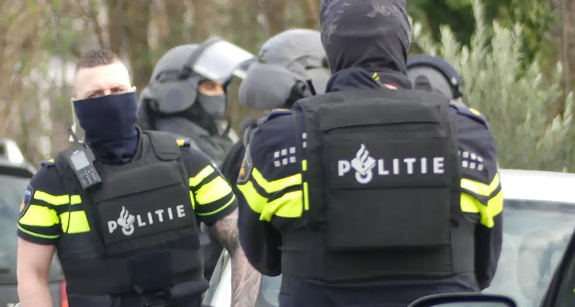 Arrestatieteam valt woonwagenkamp binnen na schietpartij - Foto 9