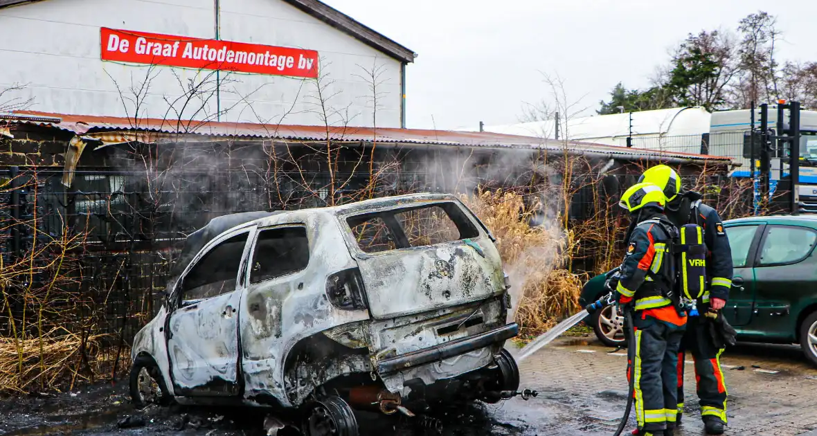 Autobrand bij demontagebedrijf de Graaf - Foto 14