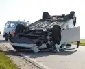 Veel schade nadat auto over kop slaat