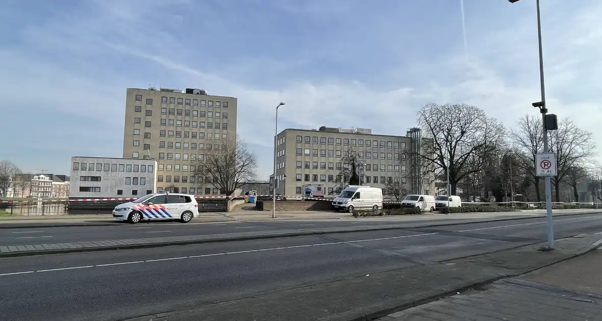 Politie doet onderzoek langs waterkant