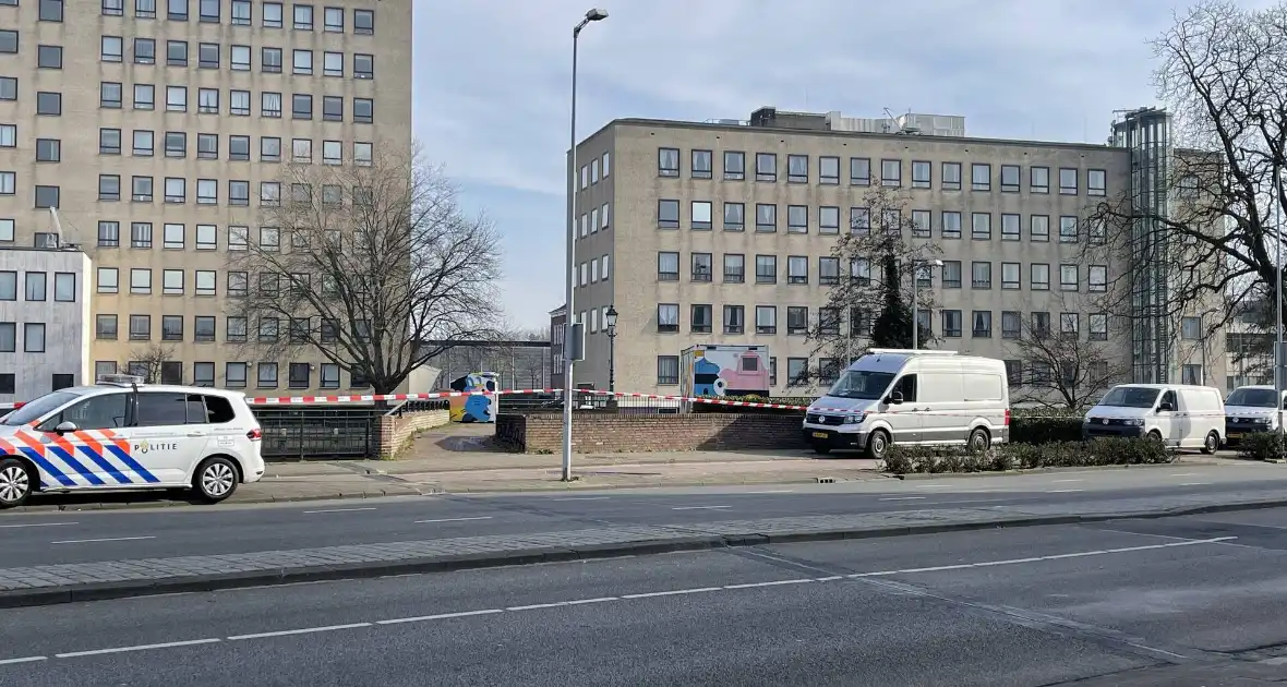 Politie doet onderzoek langs waterkant - Foto 1