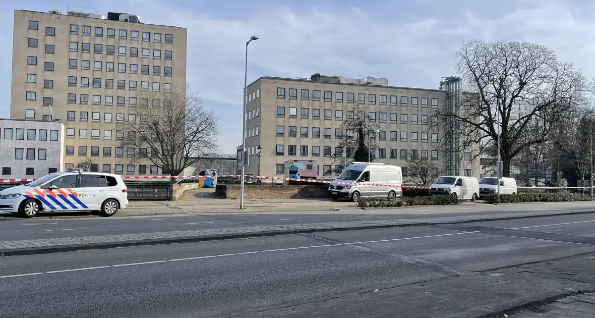 Politie doet onderzoek langs waterkant - Foto 2