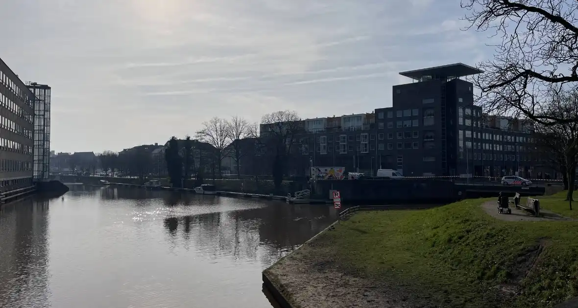 Politie doet onderzoek langs waterkant - Foto 3