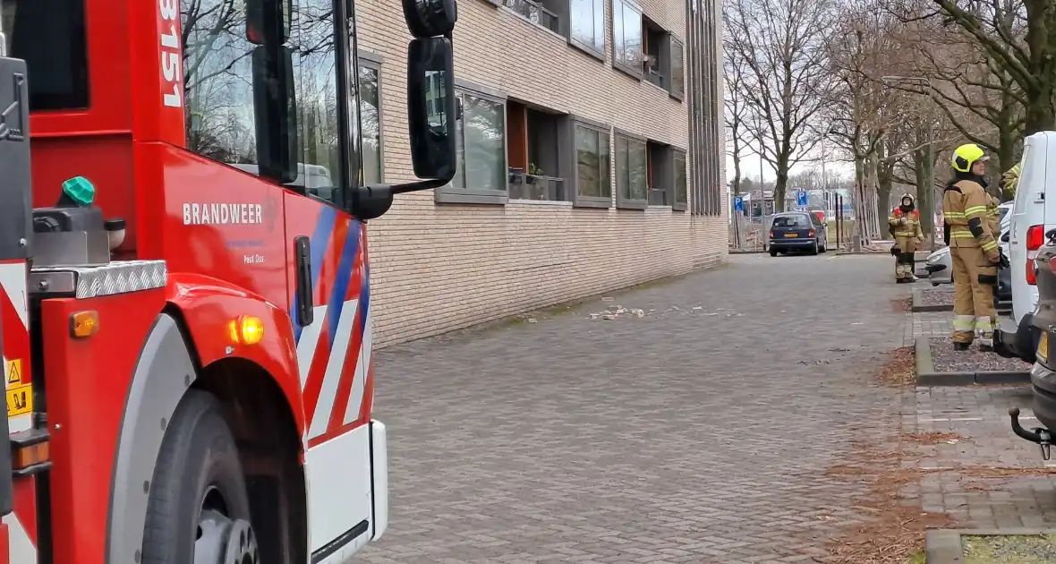 Bakstenen vallen uit gevel van flatgebouw