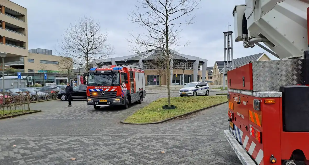 Bakstenen vallen uit gevel van flatgebouw - Foto 1