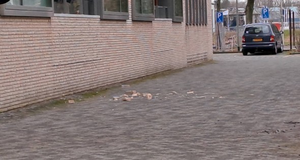 Bakstenen vallen uit gevel van flatgebouw - Afbeelding 2