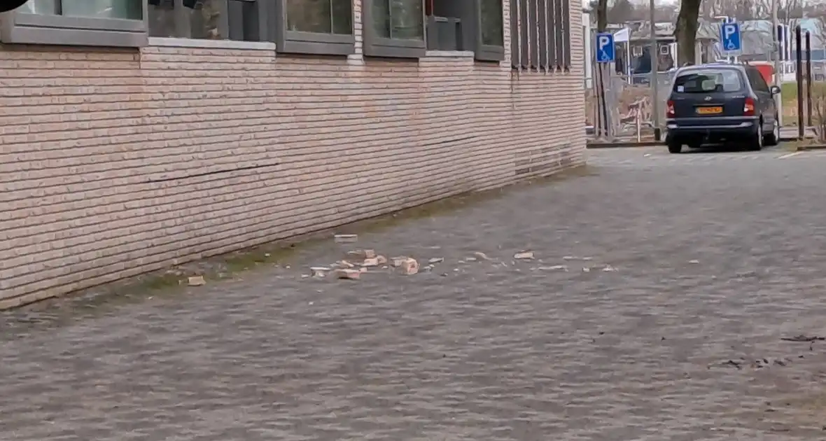 Bakstenen vallen uit gevel van flatgebouw - Foto 2