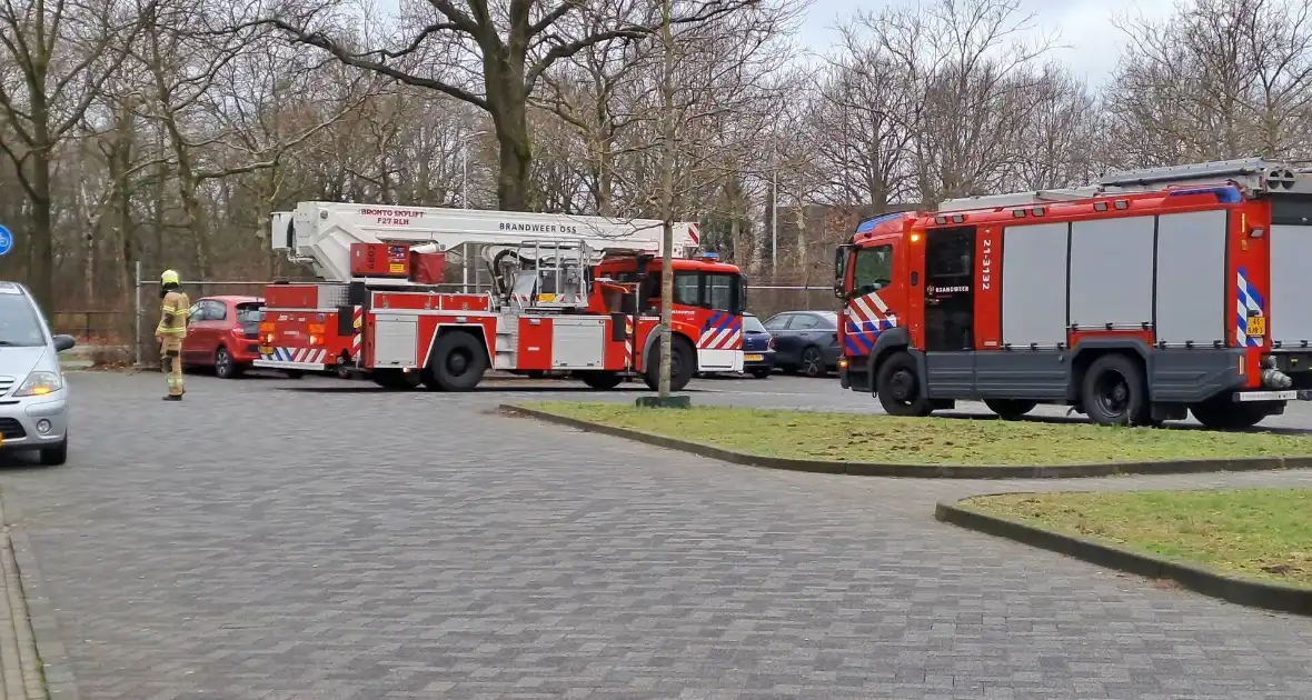 Bakstenen vallen uit gevel van flatgebouw - Foto 3