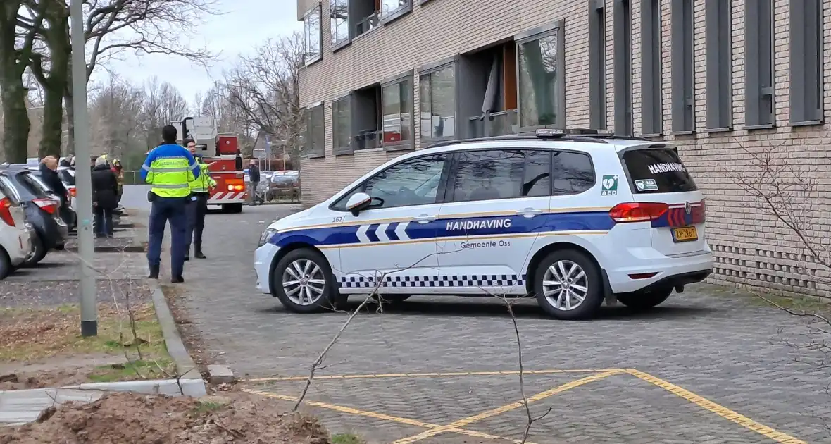 Bakstenen vallen uit gevel van flatgebouw - Foto 4