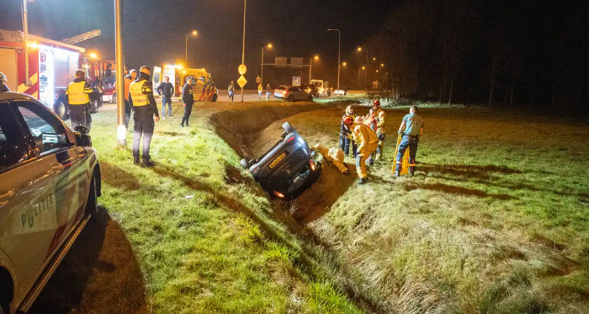 Automobiliste belandt met auto in greppel