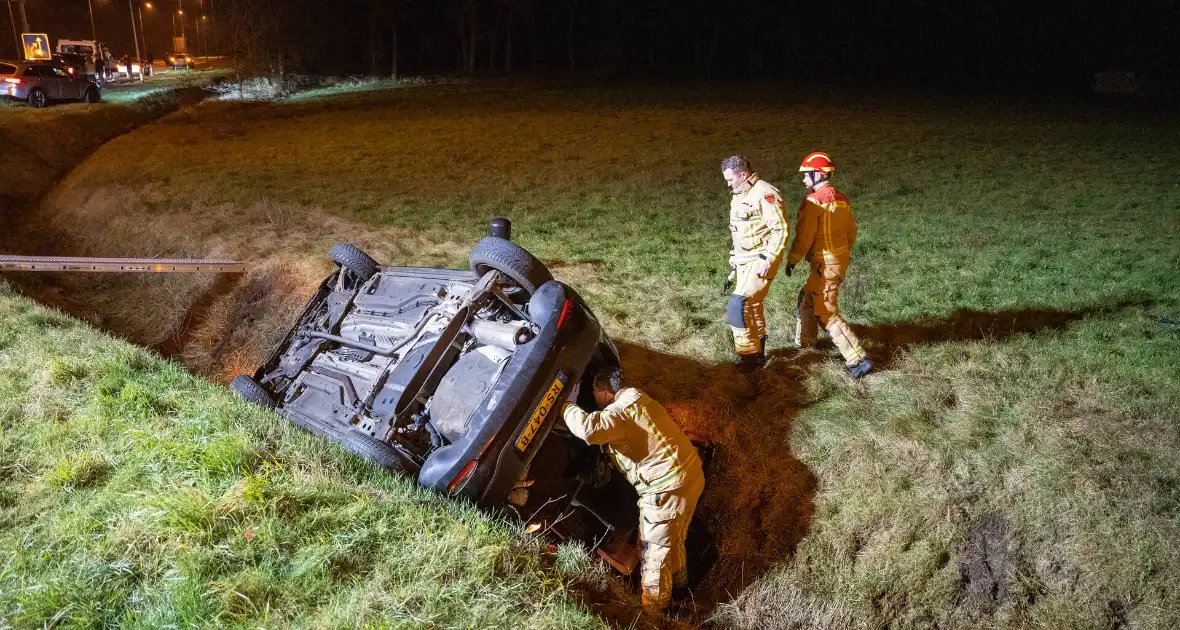 Automobiliste belandt met auto in greppel - Foto 1