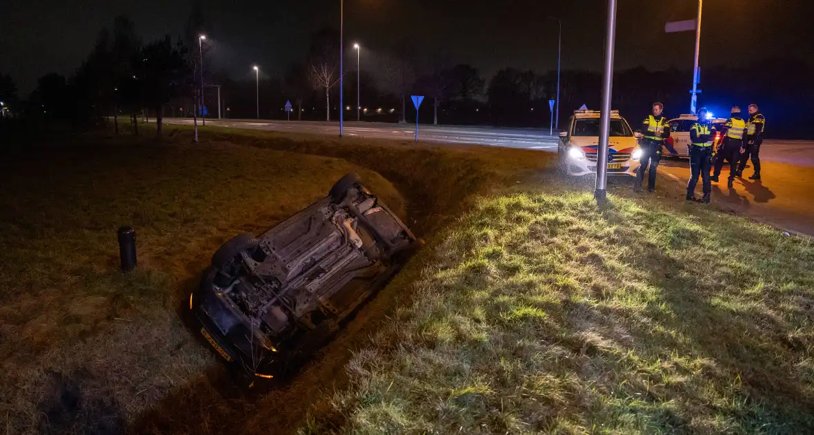 Automobiliste belandt met auto in greppel - Foto 2