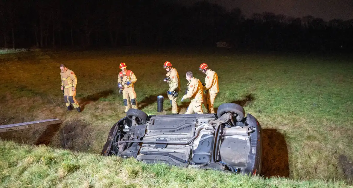 Automobiliste belandt met auto in greppel - Foto 3