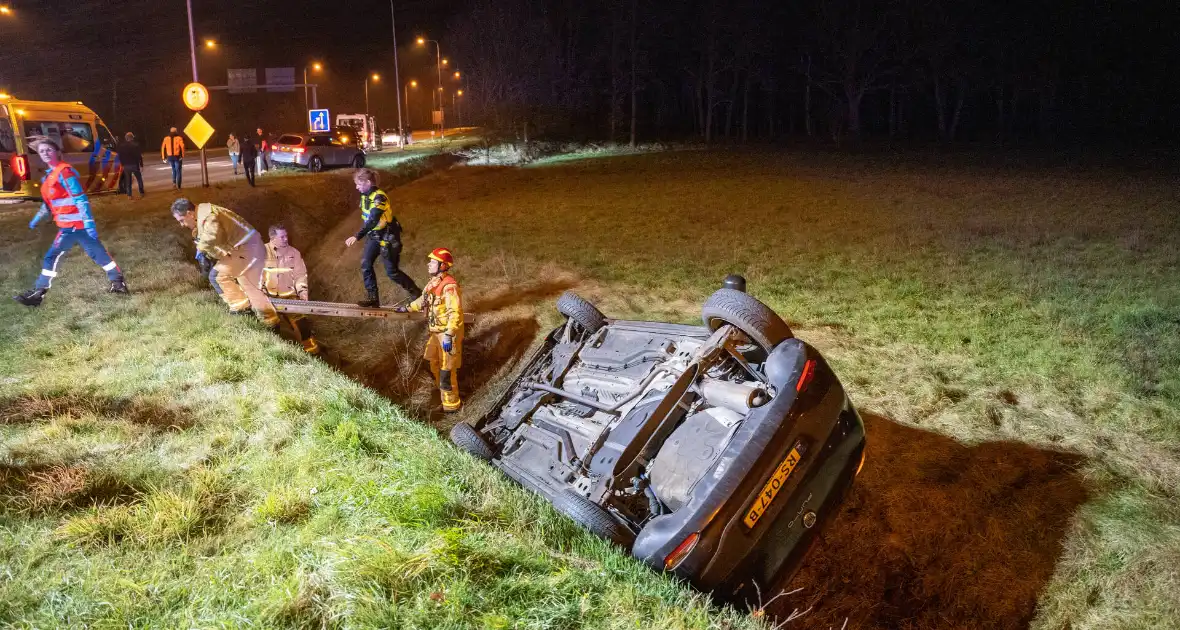 Automobiliste belandt met auto in greppel - Foto 4