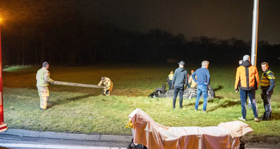 Automobiliste belandt met auto in greppel - Foto 5