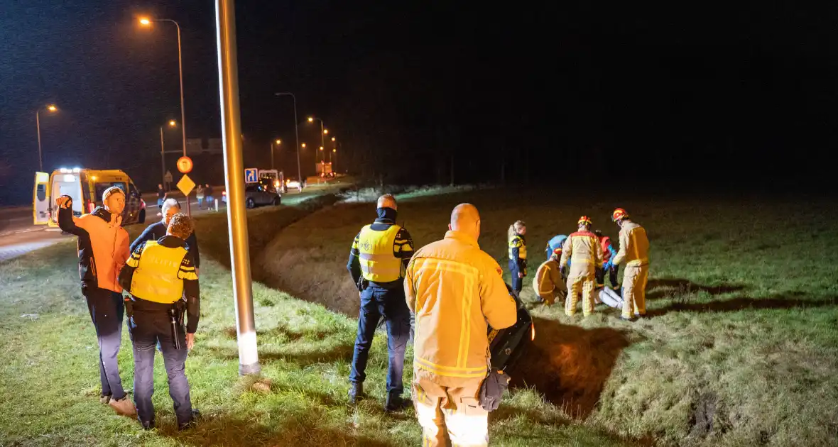 Automobiliste belandt met auto in greppel - Foto 6