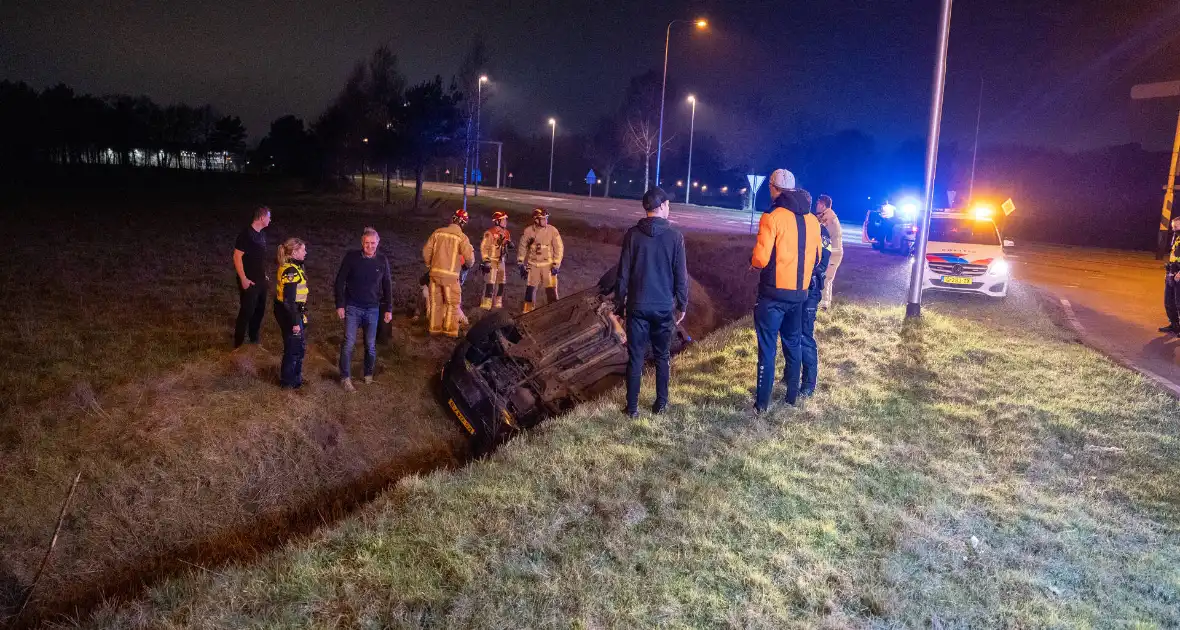 Automobiliste belandt met auto in greppel - Foto 7