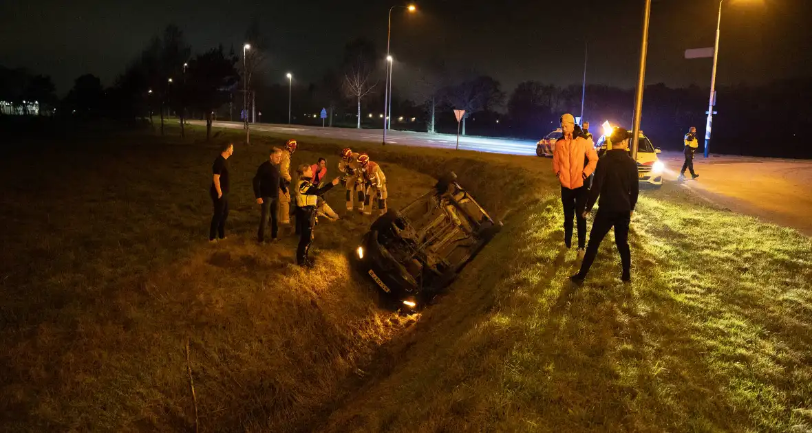 Automobiliste belandt met auto in greppel - Foto 8